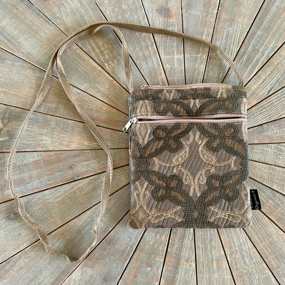 Winnie’s Originals crossbody bag/purse.